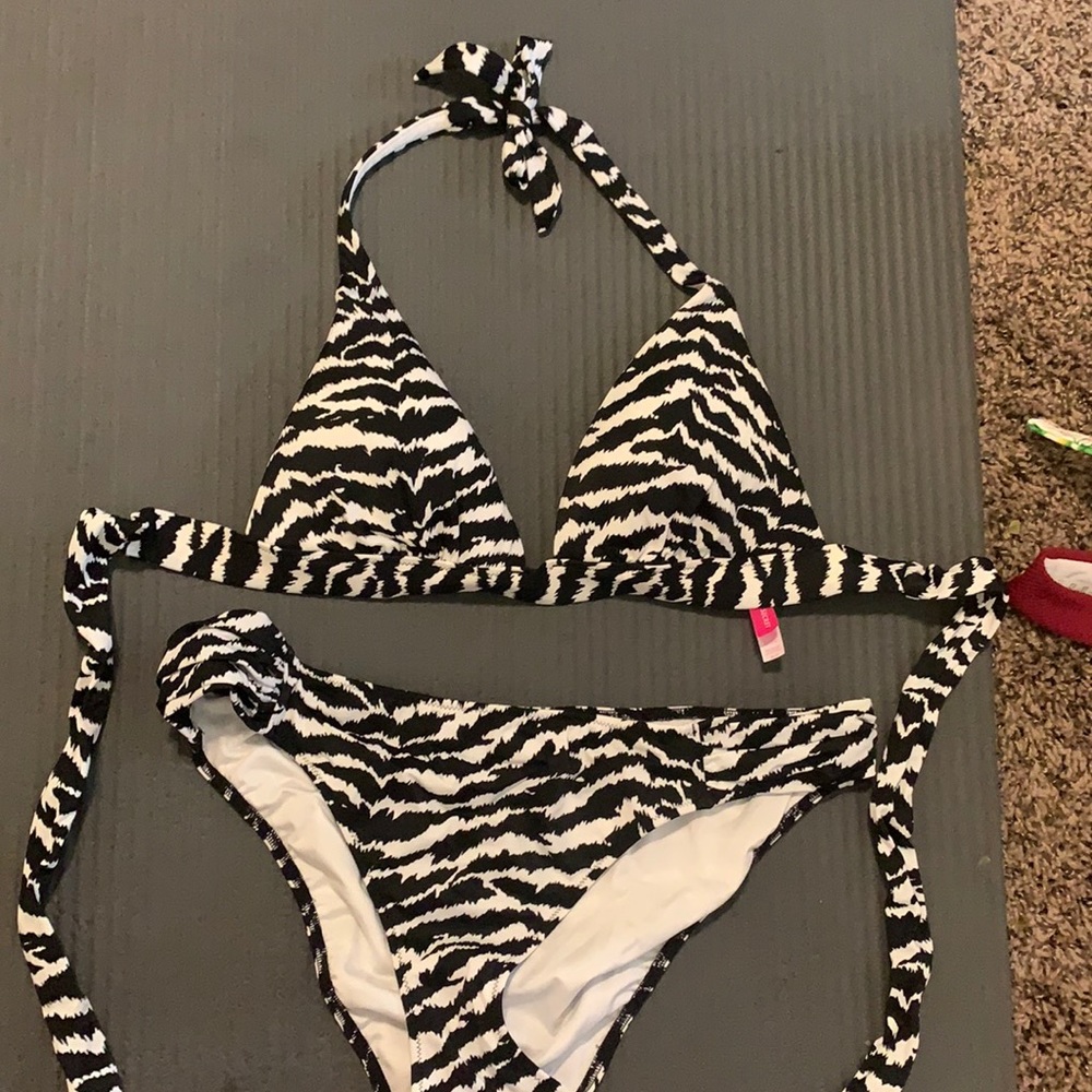 Halter triangle top. Ties in back&around neck. Bottoms are ruched at the sides.